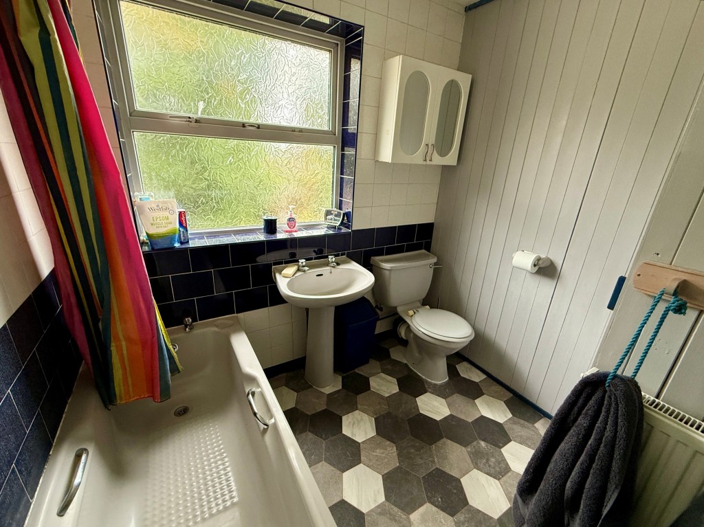 Lot: 148 - SEMI-DETACHED HOUSE FOR REFURBISHMENT - Bathroom with W.C.